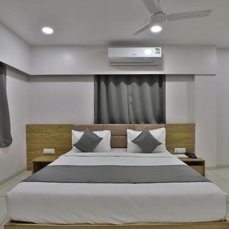 Hotel Monville Group Vadodara Esterno foto
