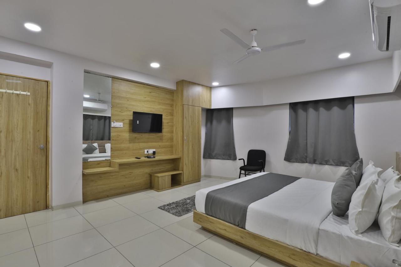 Hotel Monville Group Vadodara Esterno foto