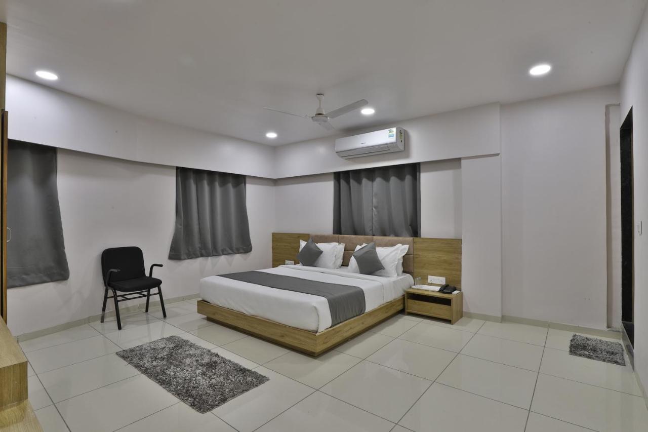 Hotel Monville Group Vadodara Esterno foto