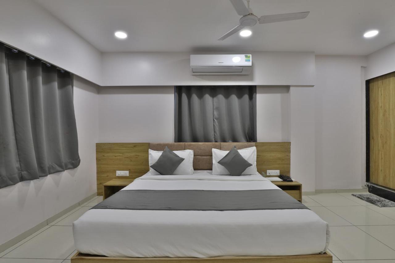 Hotel Monville Group Vadodara Esterno foto