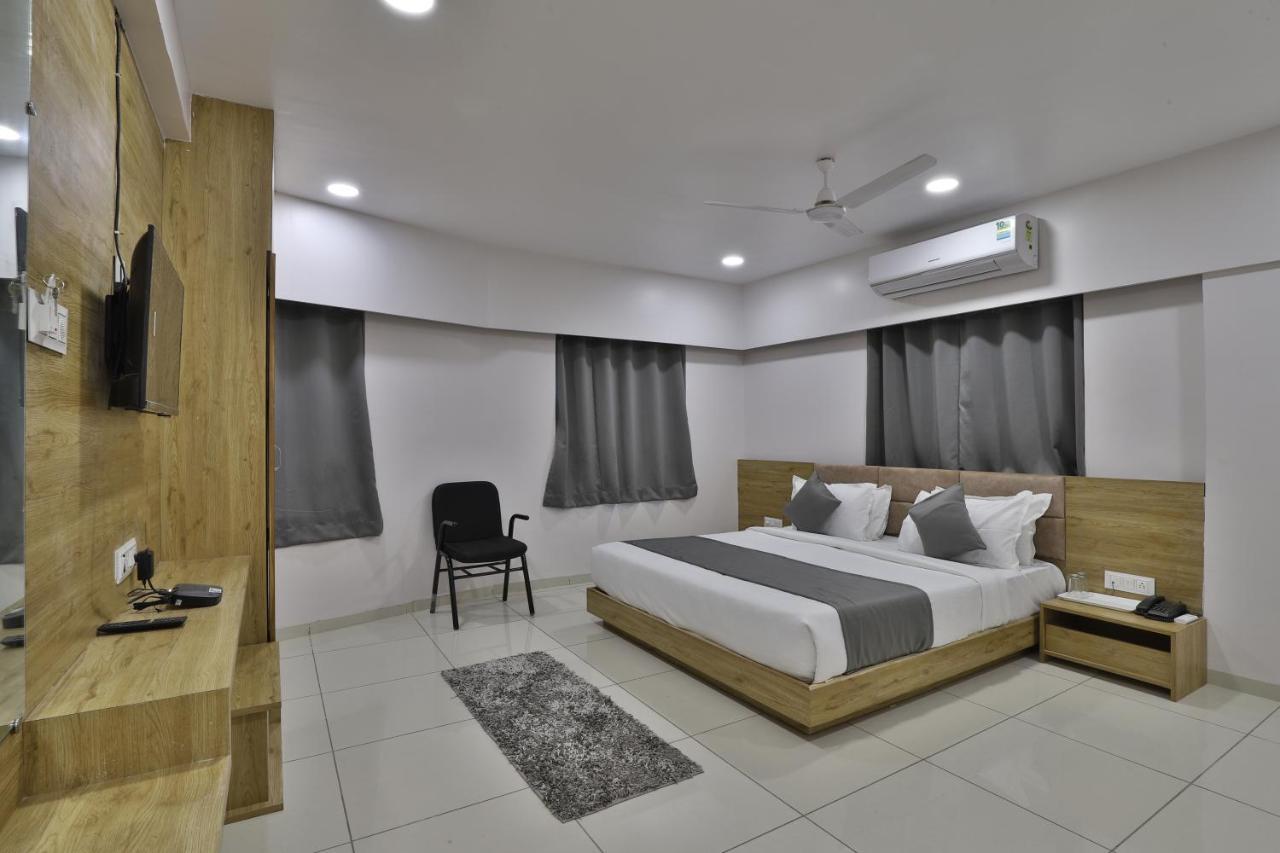 Hotel Monville Group Vadodara Esterno foto
