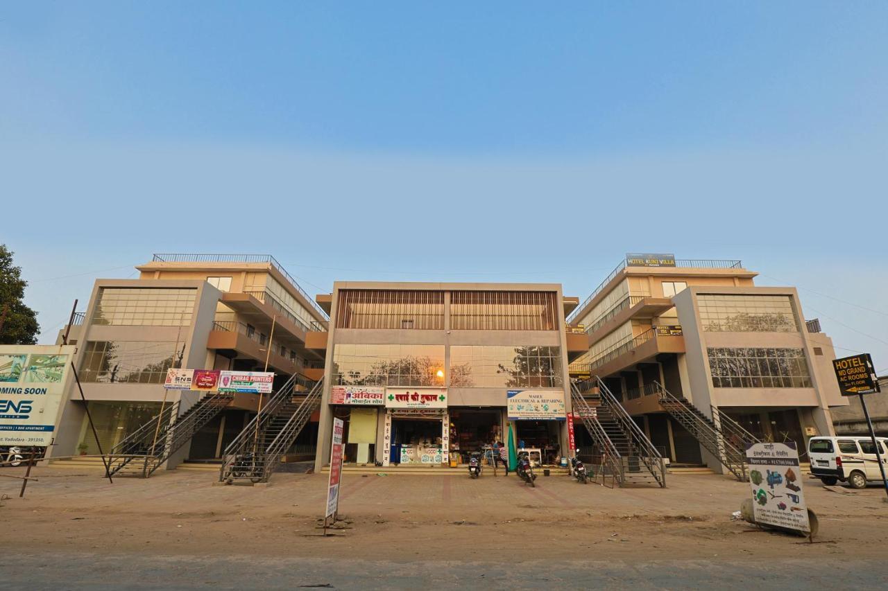 Hotel Monville Group Vadodara Esterno foto
